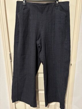 Old Navy Women’s Plaid Wide-Leg Pants in Dark Gray and Navy Plaid